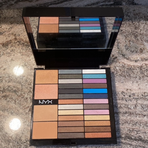 NYX Beauty To Go - The Ultimate Beauty Box Makeup Kit - Picture 5 of 10